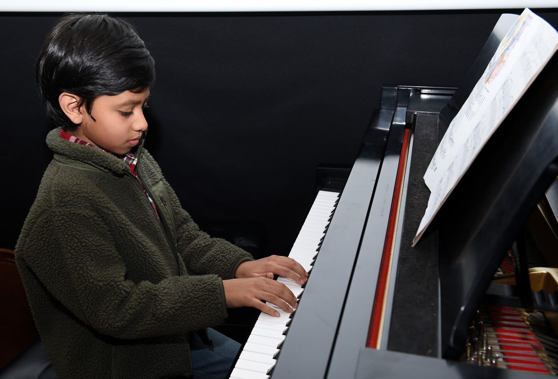 https://musiclessonsburlington.ca/wp-content/uploads/2024/10/Piano-recital.jpg
